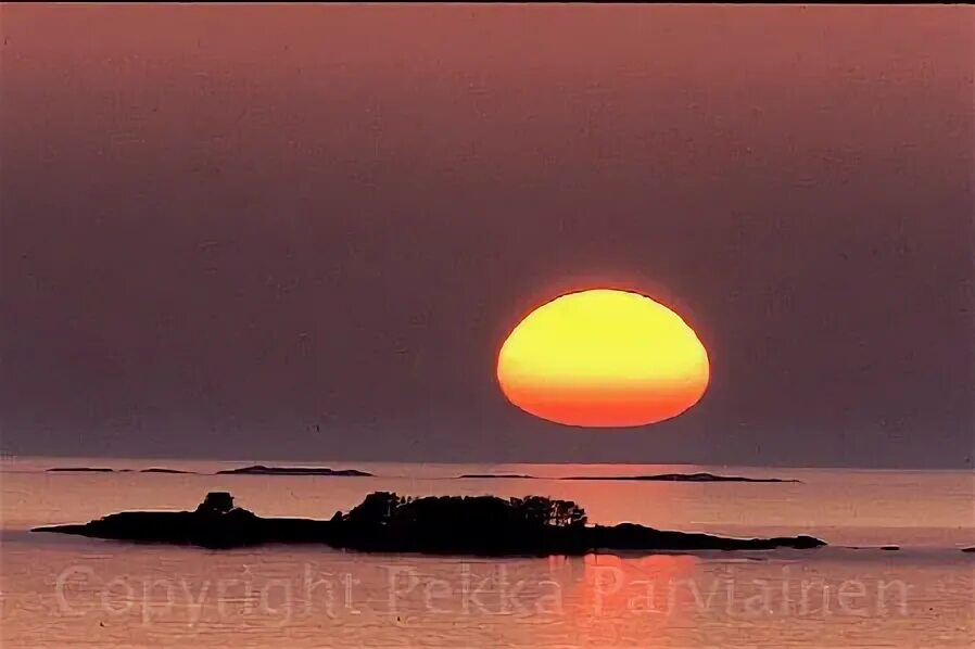 рефракция в закате. рефракция атмосферы. зеленые лучи атмосферное явление. рефракция солнца. земная рефракция.