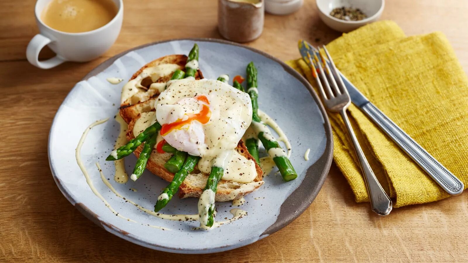 Poached Eggs with Asparagus Recipe. Egg dinner. Poached Eggs with Asparagus Recipe bruthkette.