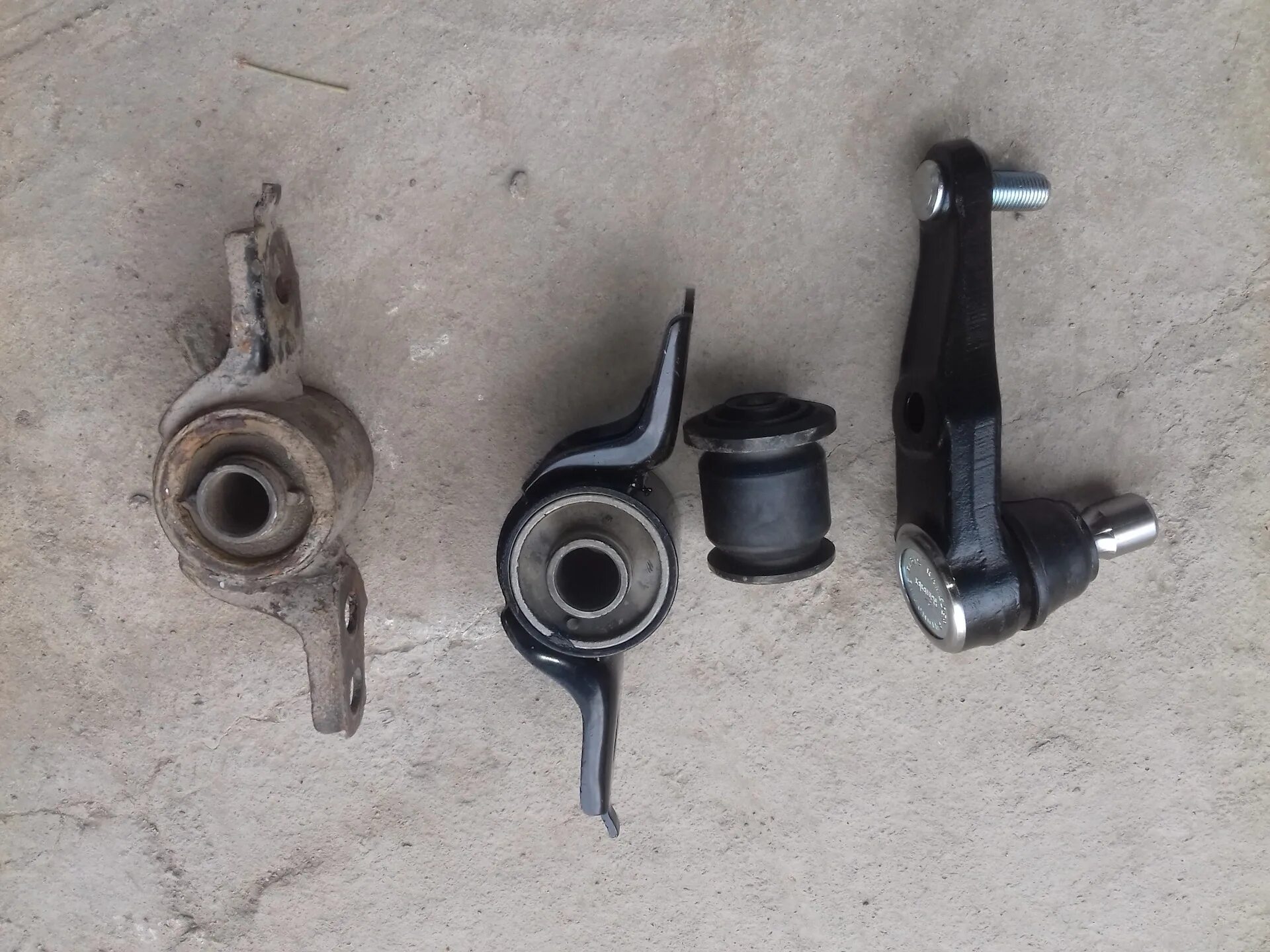 Сайлентблоки передних рычагов мазда 6. Замена сайлентблоков передних рычагов мазда. Mazda cx-5 сайлентблоки передних рычагов. Mazda 6 gh задний сайлентблок переднего рычага. Задние сайлентблоки передних рычагов мазда 3.