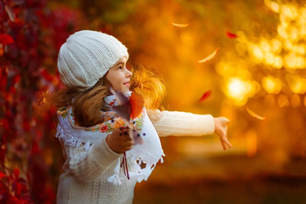 Тепло в полном счастье. Осень для детей. Осень дети радость. Осенняя радость. Счастливые дети осенью.
