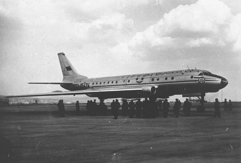 Первые реактивные пассажирские самолеты. Ту-104 пассажирский самолёт. Ту-104 1955. Первый Советский реактивный пассажирский самолет ту-104. Ту 104 1956.