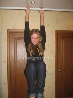 В одной руке у тани 8