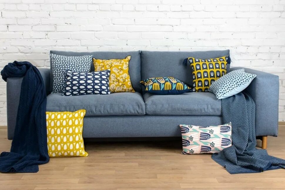 Фото дивана с подушками. Диванные подушки. Яркие диванные подушки. Подушки декоративные на диван. Подушки в интерьере.