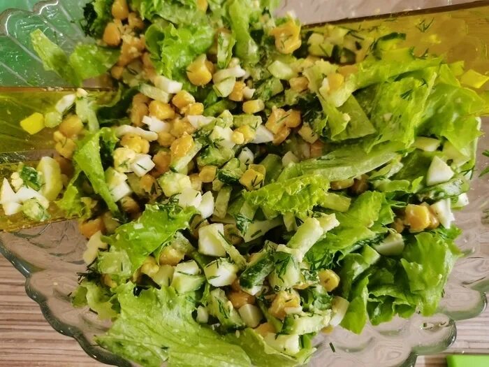 Салат зелень кукуруза. Салат весенний с кукурузой. Салат с листьями салата и кукурузой. Листья салата огурец яйца кукуруза. Кукуруза укроп
