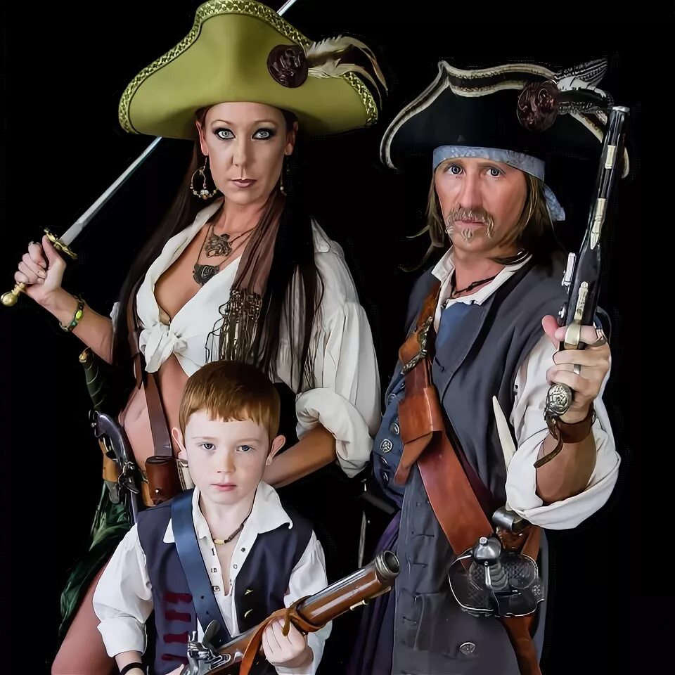 Где нарядные пираты. Пиратский образ. Пиратский образ для всей семьи. Семья пиратов. Семья в образе пиратов.