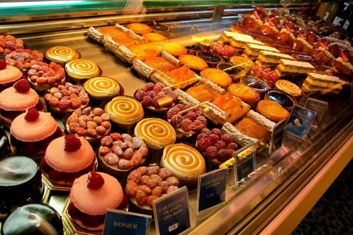 Для реализации кондитерских. Много тортов. Для реализации кондитерских. Пирожные в кондитерской. Витрина для десертов.