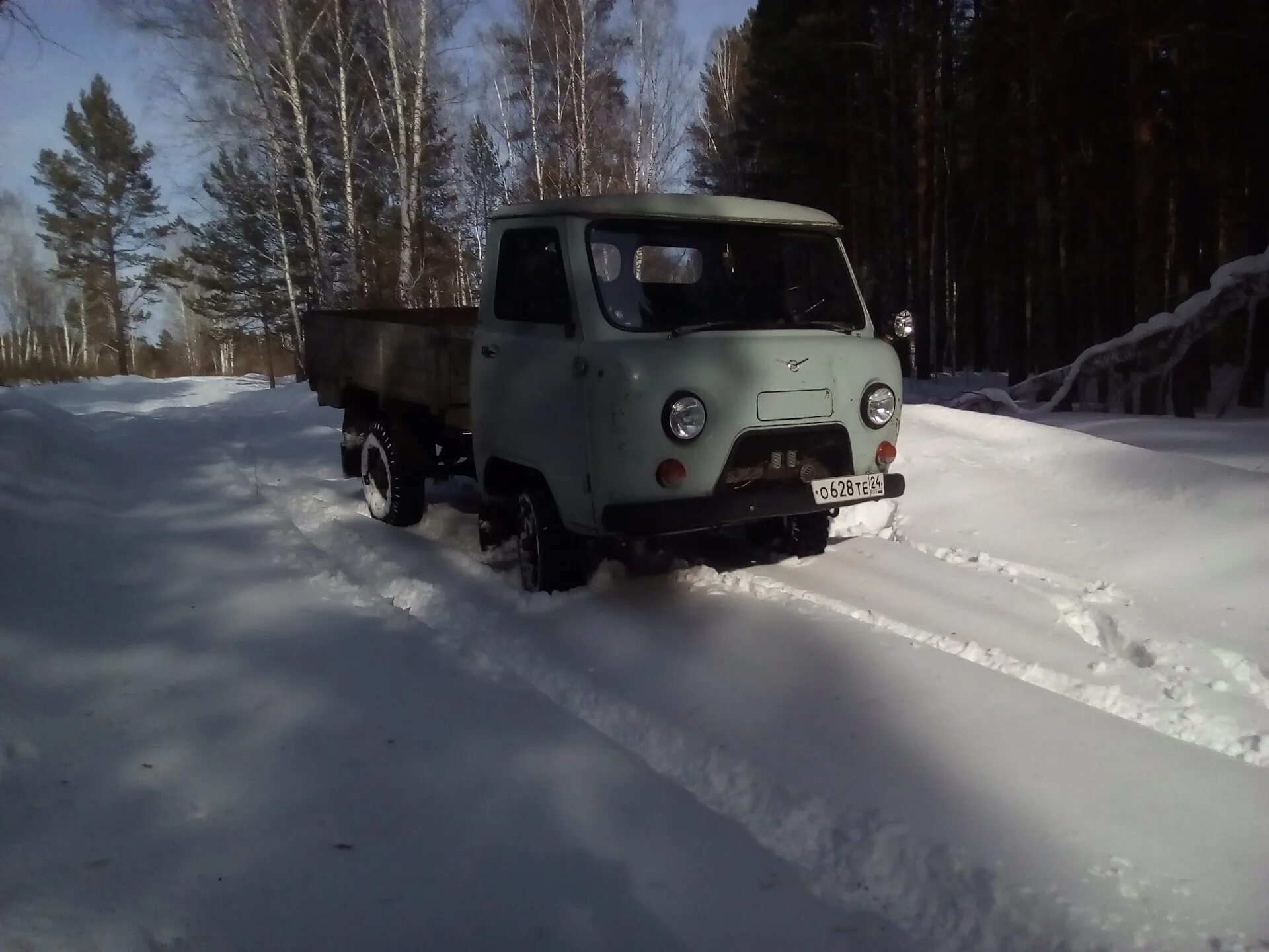 УАЗ 3303 груженый дровами. УАЗ 3303 бортовой заготовка дров. Водитель УАЗ 3303 дрова. Машина дров УАЗ фермер. Уазик дров