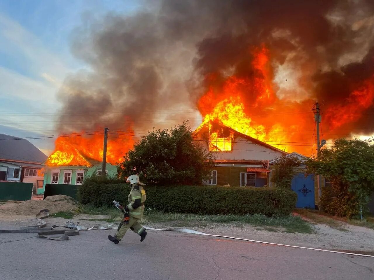 Пожар в доме дали. Горящий дом. Пожар дома. Горящие дома. Дом горит.