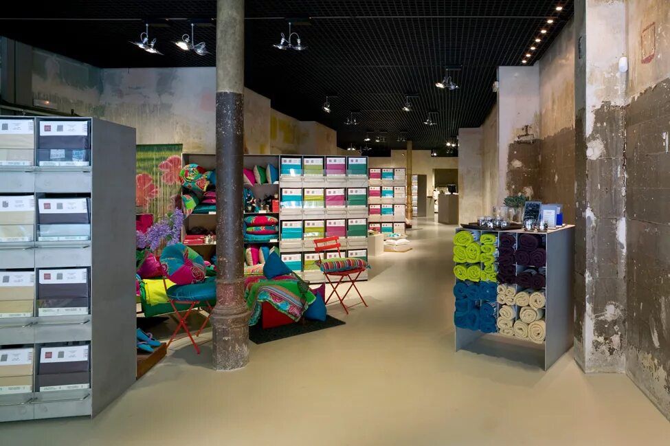 краски магазин одежды. интерьер маленького магазина. краска для одежды. Lacoste shop interior. интерьер студия магазин краски.