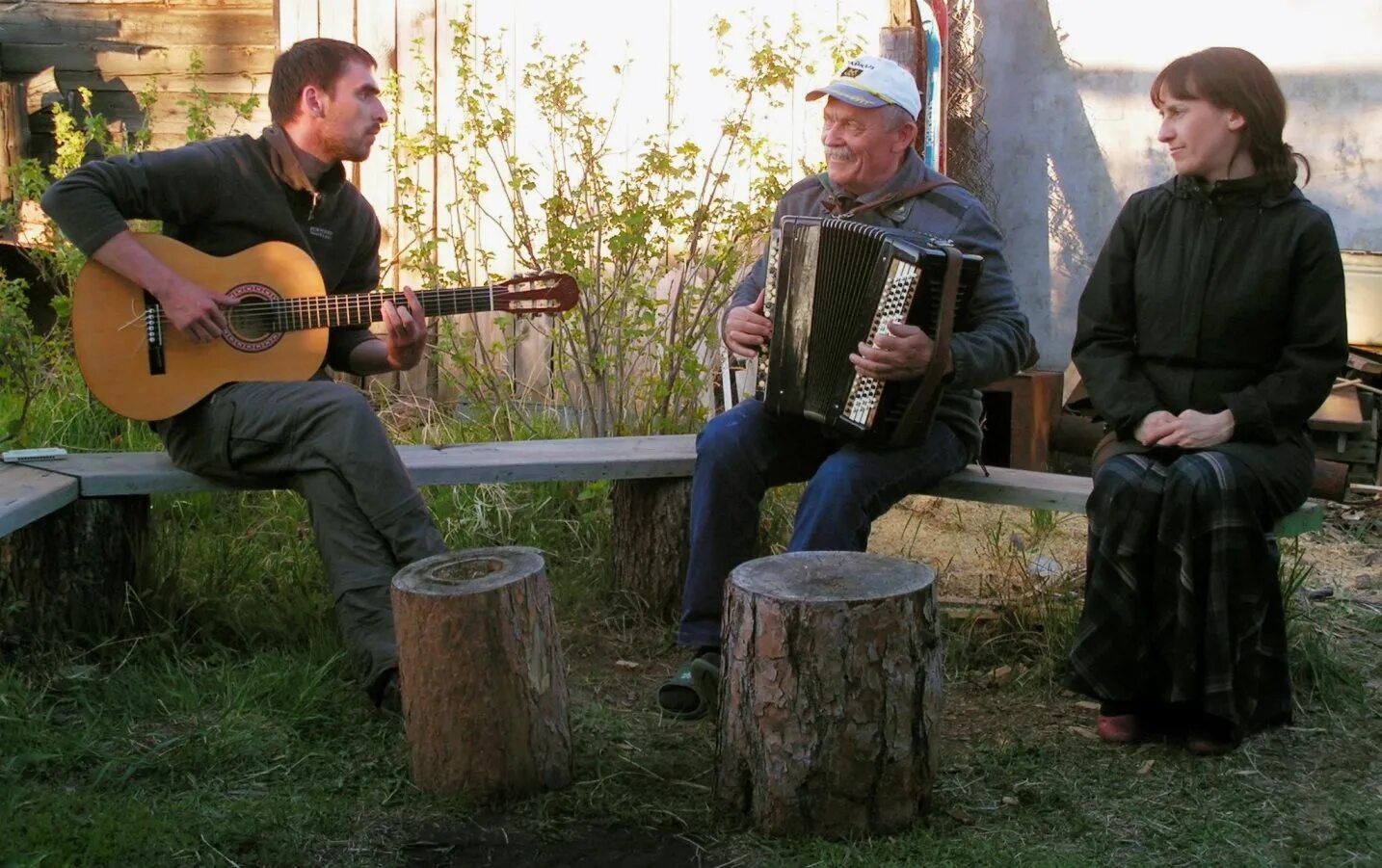Нет красивей вечеров чем в деревне песня. Родительский дом в деревне. Нет красивей вечеров чем в деревне песня. Слова песни деревенька моя. Вечер в деревне.