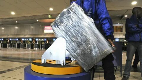 Замотать чемодан в аэропорту