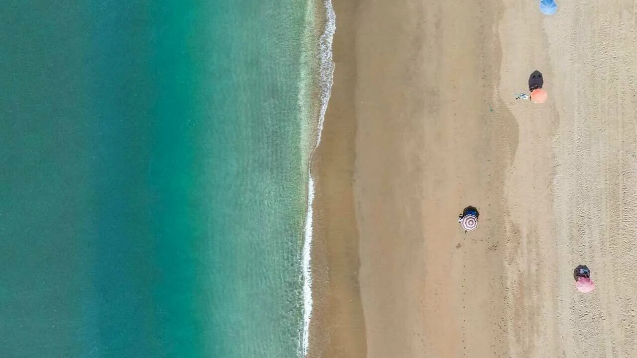 Download wallpaper 1600x1200 beach, sea, aerial view, boats, palm trees standard