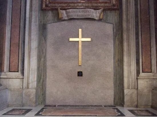 Исповедальня Петра в Ватикане. Гробница Святого Петра. Гробница Святого Петра в Ватикане. Металлическая решетка в соборе апостола Петра в Риме.