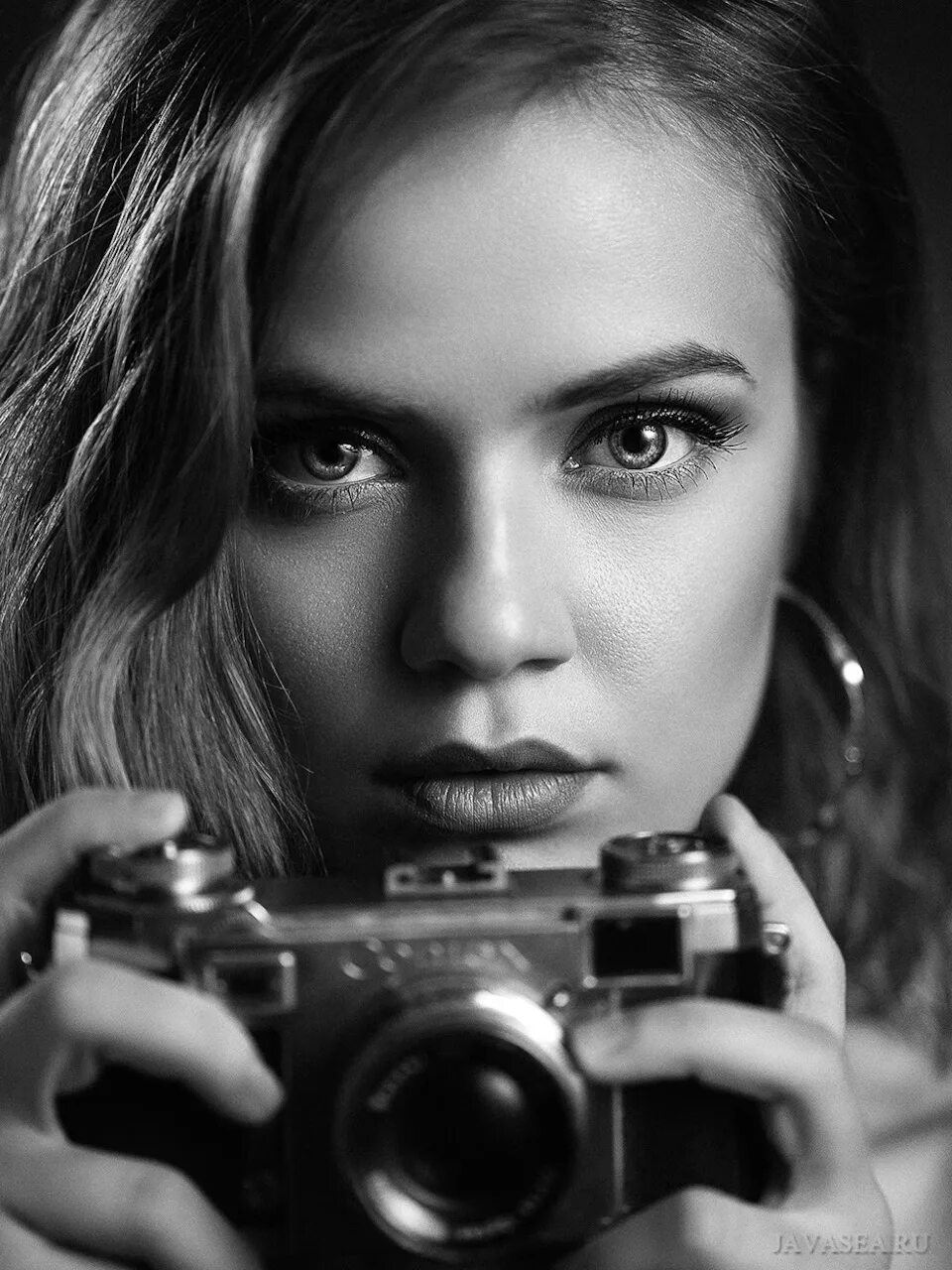 Девушка с фотоаппаратом. Профессиональные фотографии. Девушка фотографирует. Красивые фотографии фотографов. Профессиональная фотосъемка.