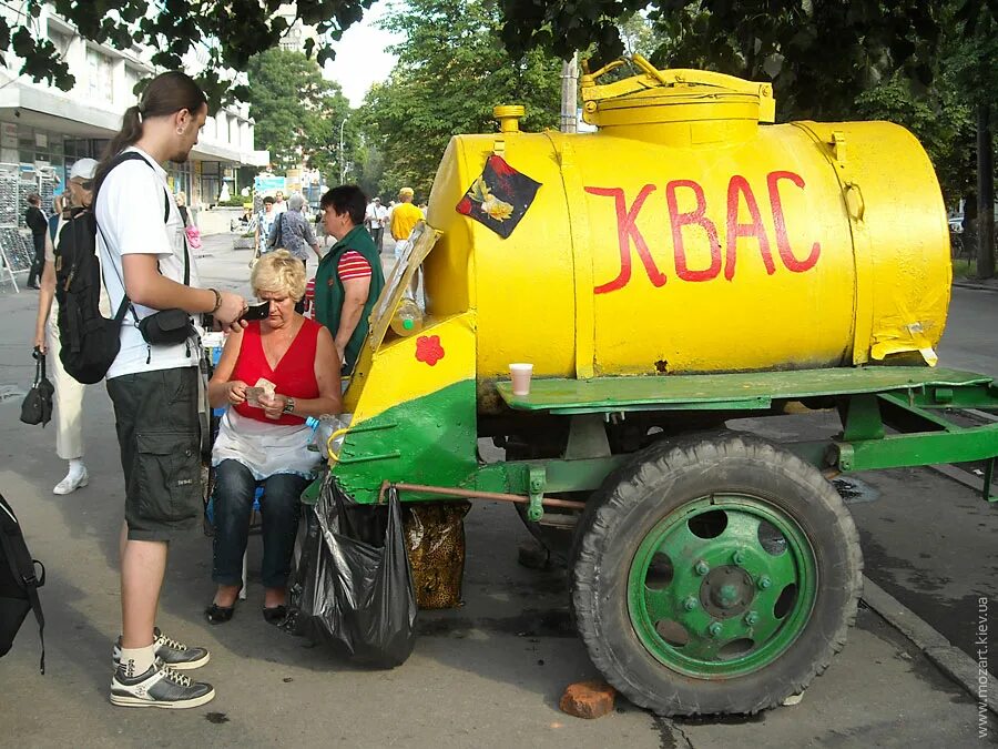 Квас в бочках. Бочки с квасом. квас на улице. торговля квасом на улице.