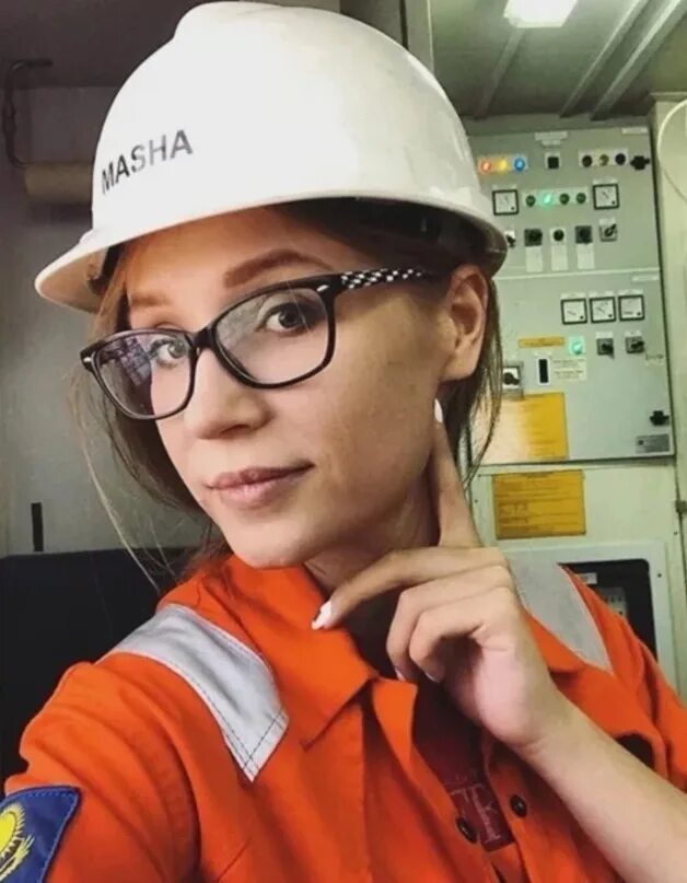 Девушка вахтовик. Девушка на заводе. Девушек вахтовым методом. Женщины на вахте на севере. Девушек вахтовым методом.