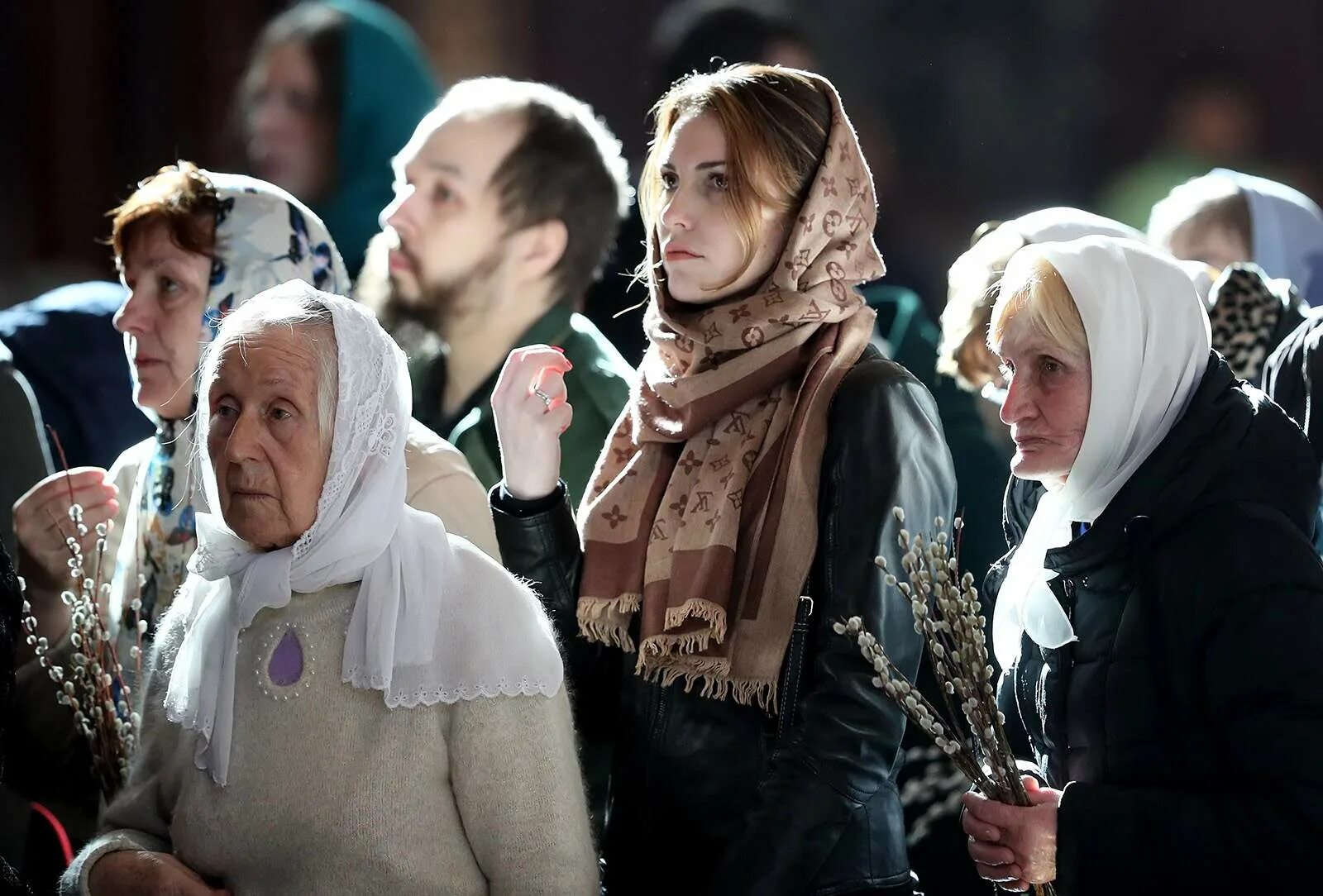 В пост какой платок одевать в церковь. Платок на голову для церкви на отпевании. Вербное воскресенье платок в храме. Вербное воскресенье храм Христа Спасителя. Цвет платка в храм на праздники.