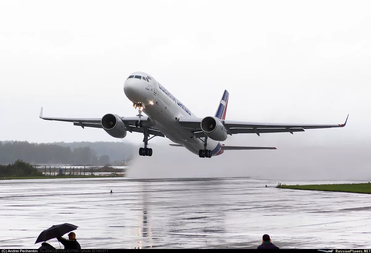 Самолет ту 204. Ту 204 100с грузовой. Ту 204 грузовой самолет. Ту-204 двухдвигательный реактивный самолёт. C 1700