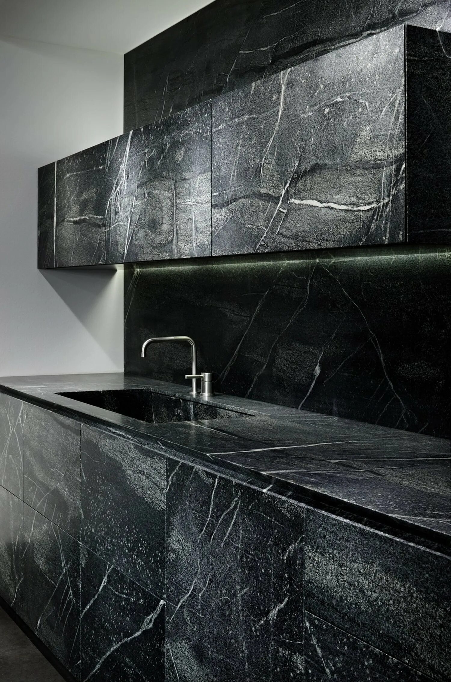 черная мраморная кухня. мрамор black and gold. мрамор блэк маркина (black marquina). черная стена на кухне. кухня монца кварц черный.