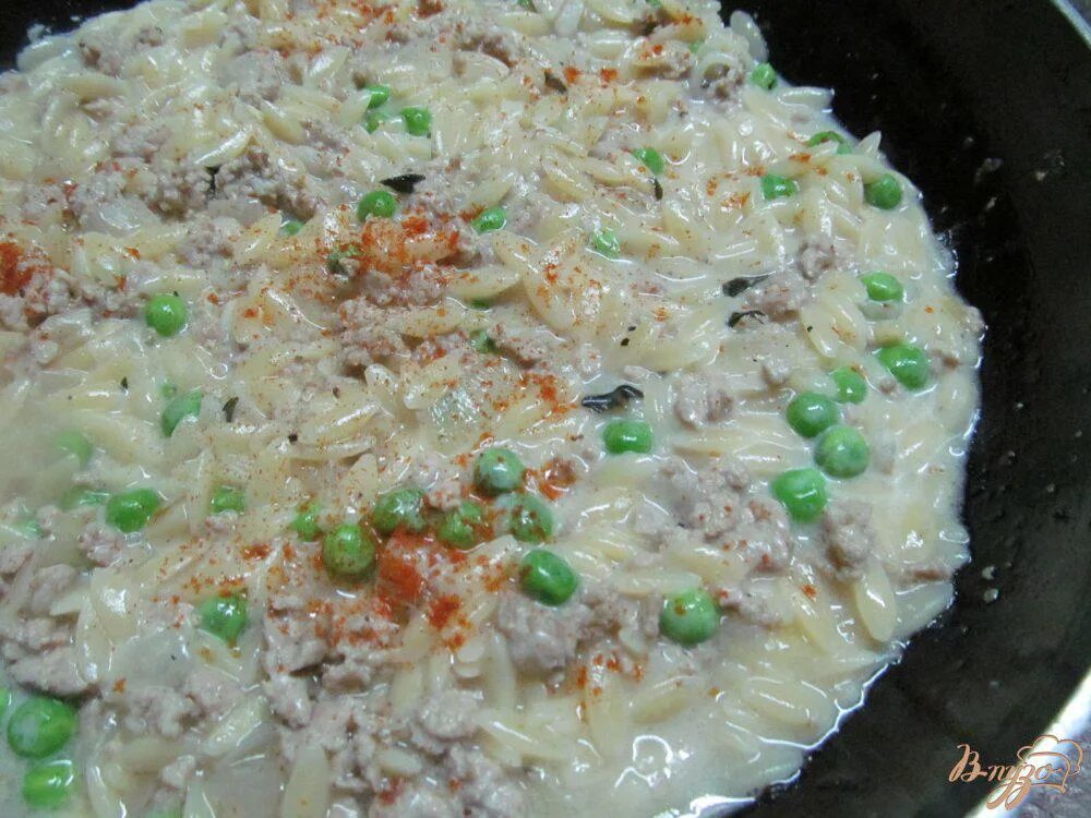 Орзо с шампиньонами и сливками. Орзо с фаршем фото. Ризони. Паста ризони с курицей. Паста орзо с говядиной.
