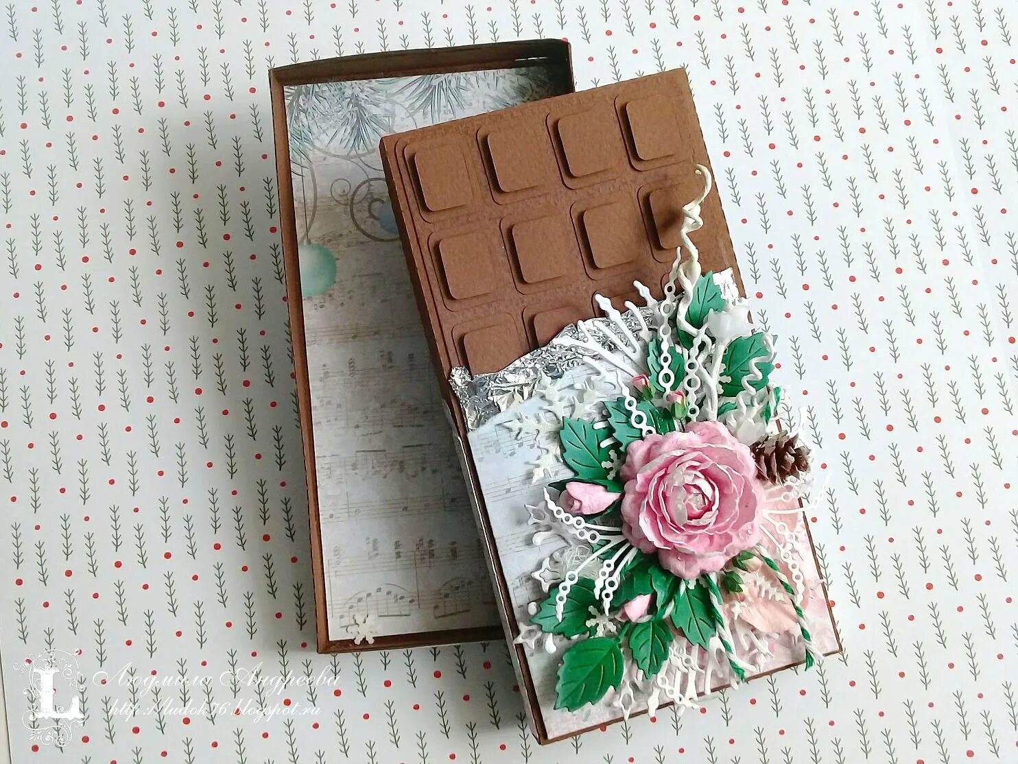 Подарочный шоколад плитка. Украшение шоколадной плитки. Плитка шоколада. Декор плитки шоколада. Коробочка для шоколадки.