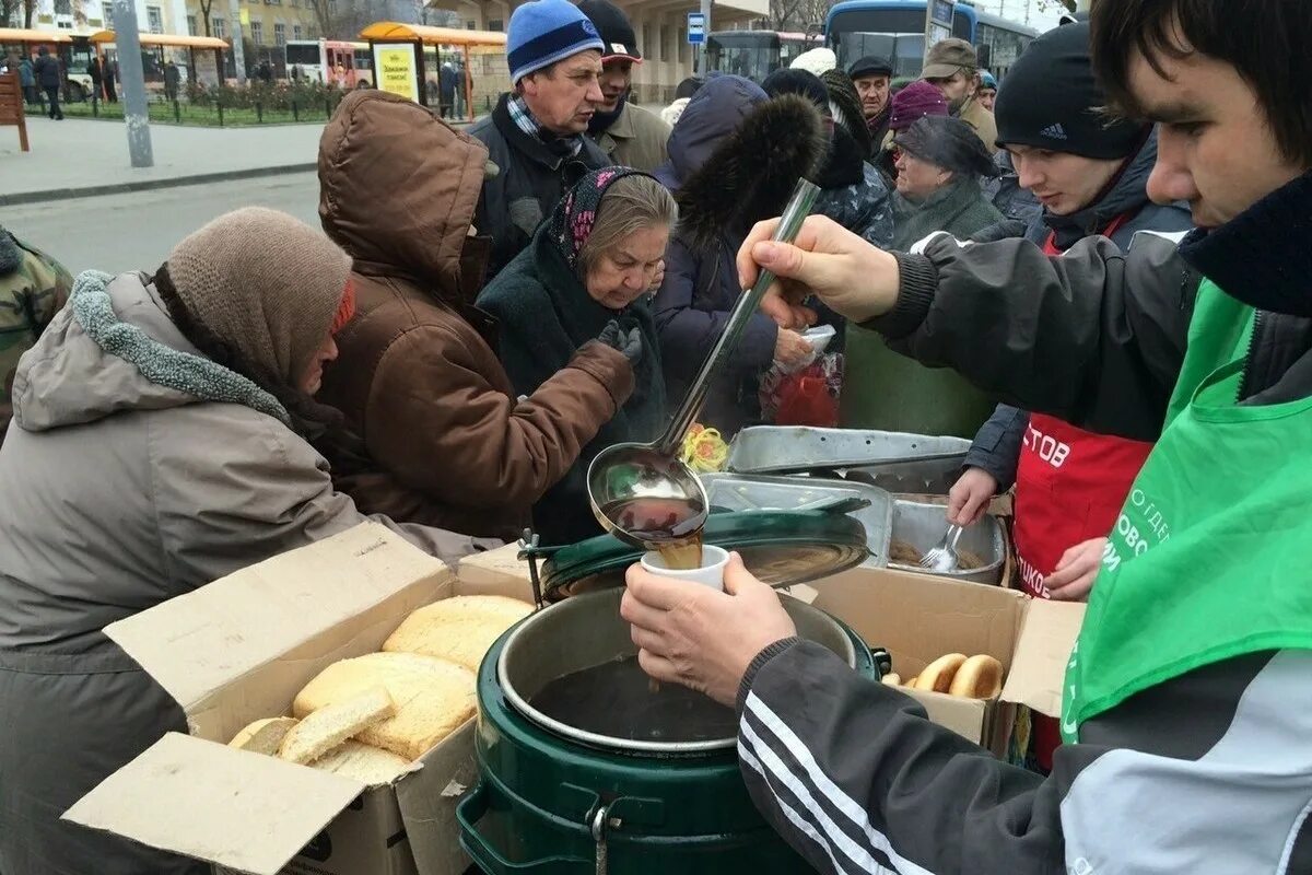 Еда для бездомных. Раздача еды. Столовая для нищих. Раздача пищи бездомным. Обед для нищих.