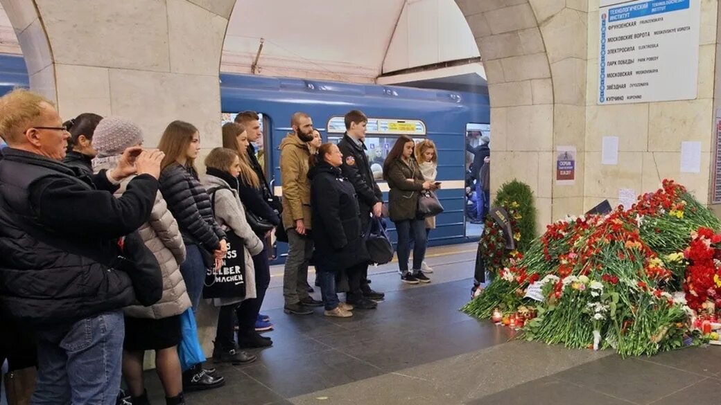 Санкт петербург метро апрель 2017. 3 апреля 2017 санкт-петербург. 3 апреля 2017 санкт-петербург теракт в метро.