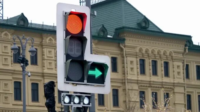 Светофор санкт петербург. Новые светофоры. Светофоры в Питере. Новый светофор в Петербурге. Пешеходный светофор.