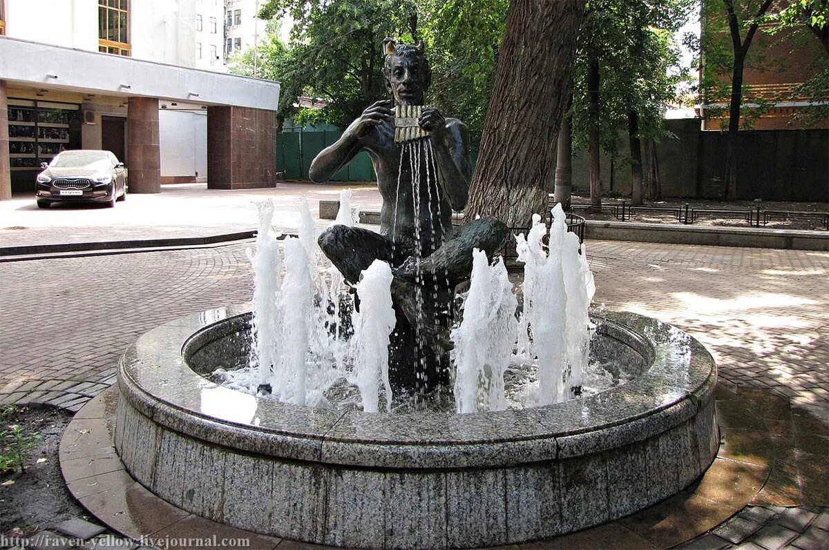 Купить булгаковский парк. Патриаршие пруды в Москве фонтаны. Фонтан на Патриарших прудах.