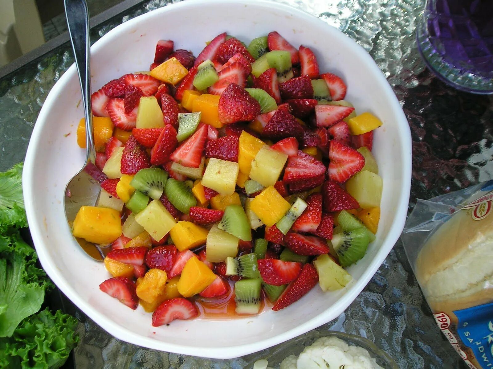 Американские фруктовые салаты. Фруктовый салат. Фруктовый салат с соусом. Фруктовый салат аппетитный. Фруктовый салат.