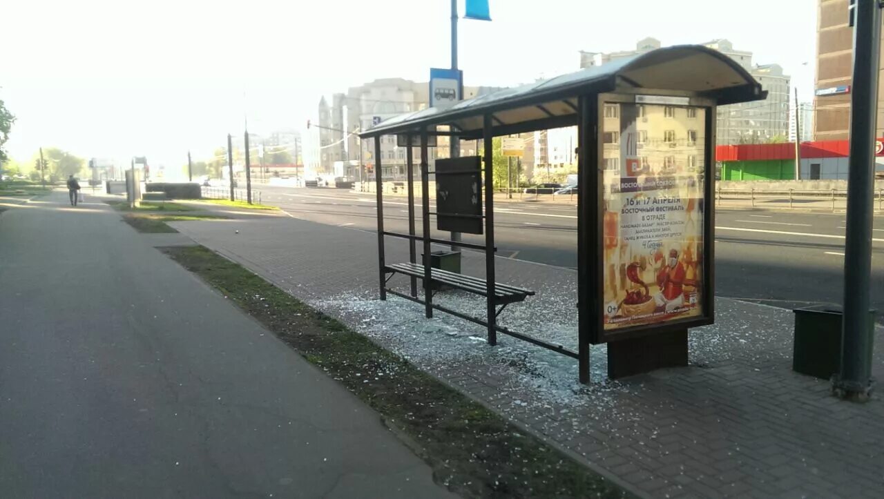 Какая твоя остановка. Стекла в автобусных остановках. Разбитая автобусная остановка. Автобусная остановка сломанная. Зеленоград остановка.