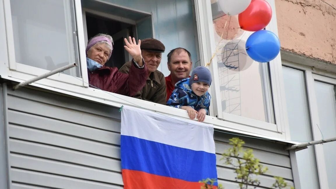Вывесил флаг на балконе. Флагшток для балкона. Вывесил флаг на балконе. Российский флаг на балконе. Флаги на окнах.