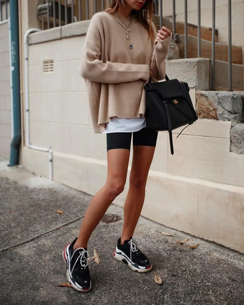 Лук с велосипедками. Луки с adidas superstar. oversize outfit стиль. стильные женские луки. спортивный образ для девушки.