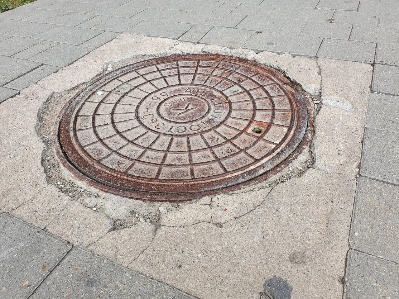 Крышка городского люка. Канализационный люк "литейщик" лесовка, украинская сср. Крышка люка канализационного. Канализационный люк 1917 года. Канализационный люк большой клоаки италия.