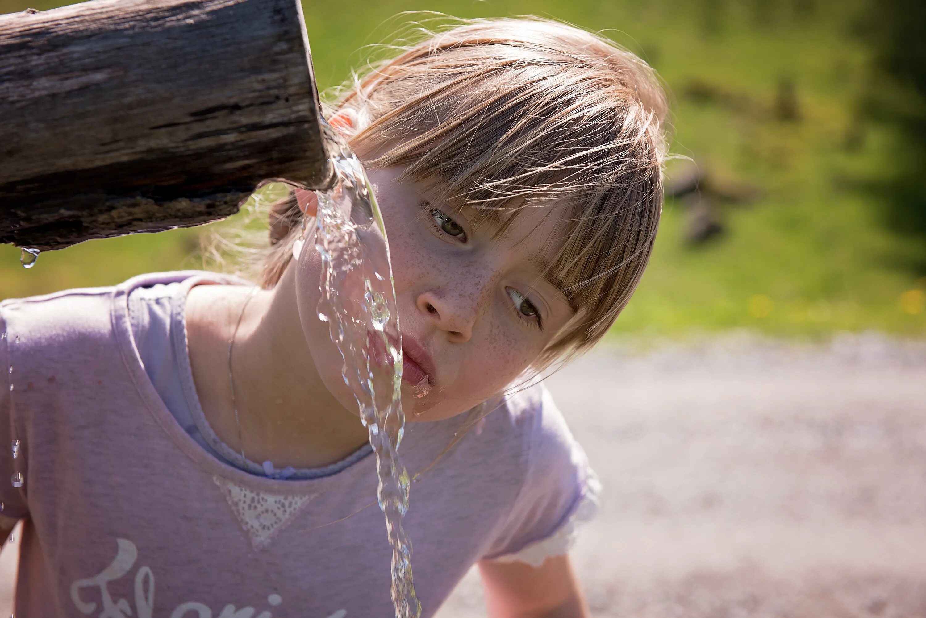 Ребенок пьет воду. Мальчик пьёт воду из родника. Вода из родника ребенок. Родник лица