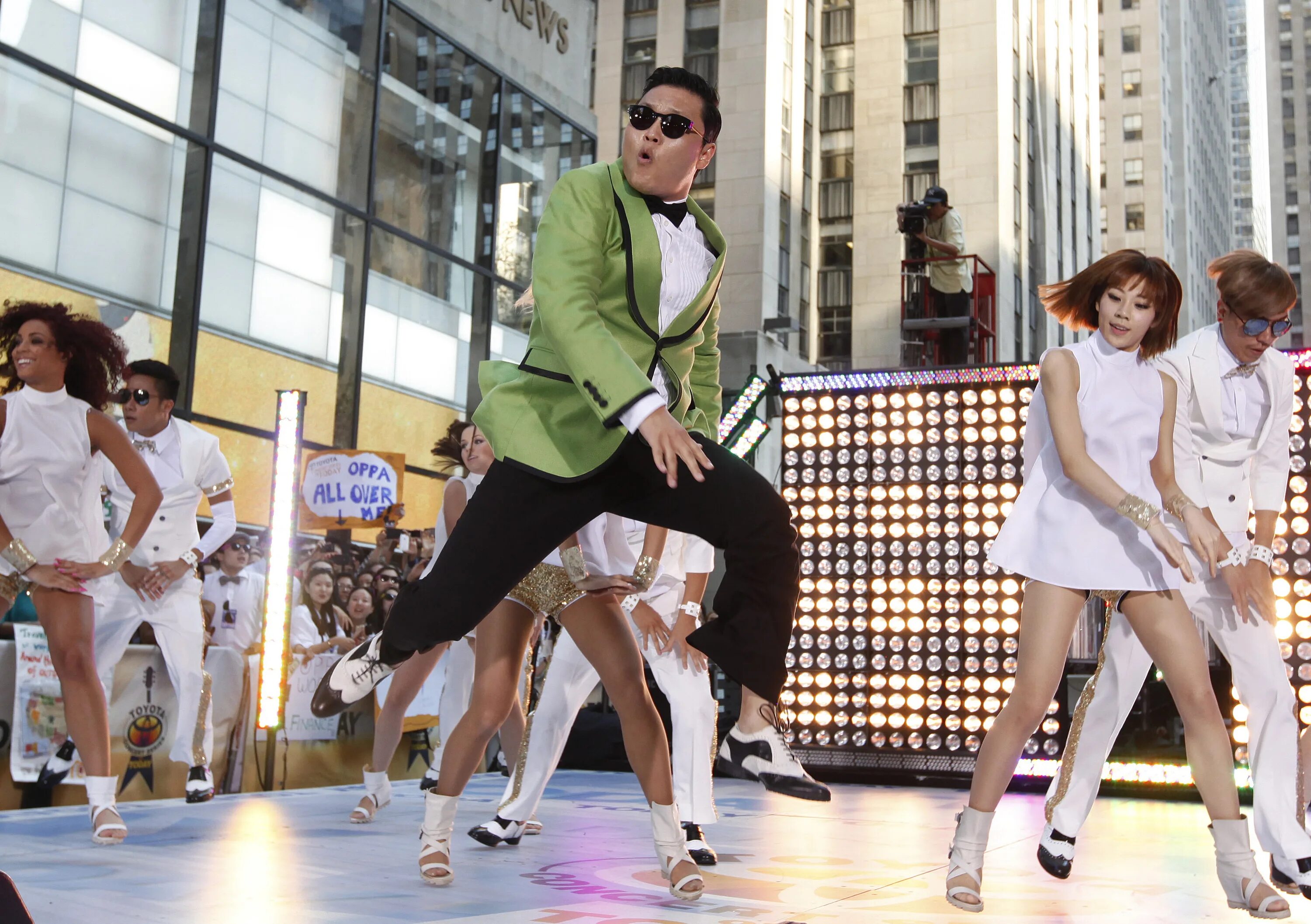 Гангам стайл. Псай гангнам. Южная Корея Gangnam Style. Костюм Psy Gangnam Style. Кореец клип Gangnam Style.