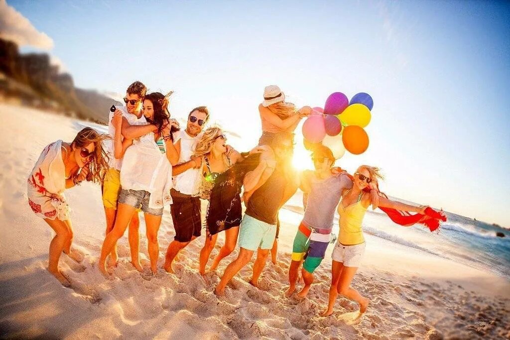Пляжная вечеринка. Веселье на пляже. Лето море веселье. Веселые люди на пляже.