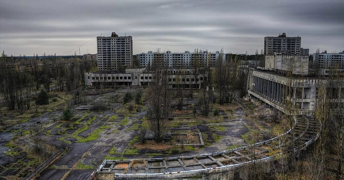 Chernobyl zone. Чернобыль зона отчуждения Припять. Чернобыль зона отчуждения город. Чернобыль зона отчуждения город Припять. Зона отчуждения Чернобыль станция Припять.