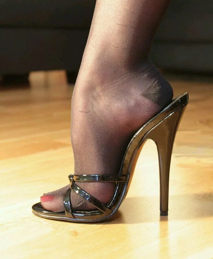 High heel mistress. Кэтрин Стилетто feet. Ножки в босоножках. Ножки в босоножках на шпильке.