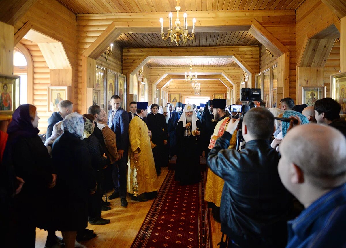 священник служит молебен. молебен. священнослужители храма флора и лавра на дубининской. москвы».