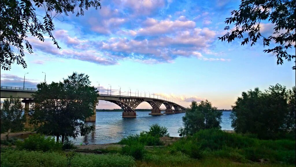 Летом были в саратове. Город Саратов река Волга. Река Волга Энгельс. Волга Энгельс Саратов. Волга мост Саратов.