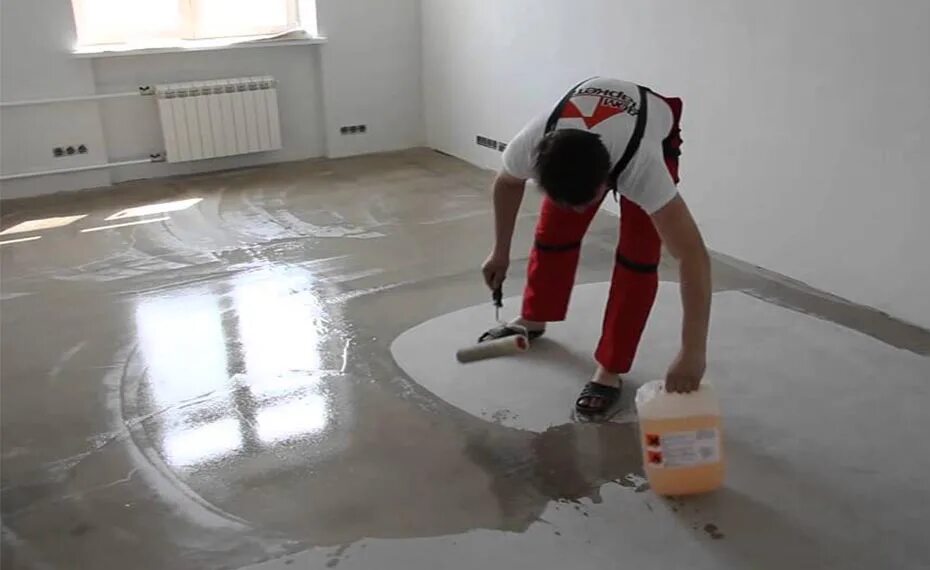 Грунтовка для заливки пола. Грунт на стяжку пола. Грунтовка стяжки пола. Грунтование стяжки. Грунт на стяжку пола.