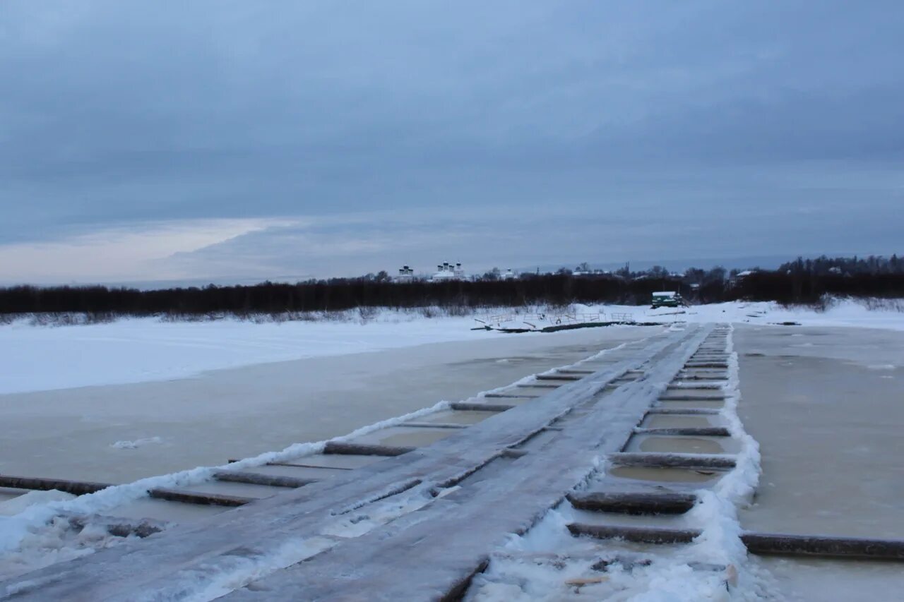 Уровень воды в реке унжа в макарьеве. Ледоход на реке. Половодье. Весенний паводок. Переправа поселок.