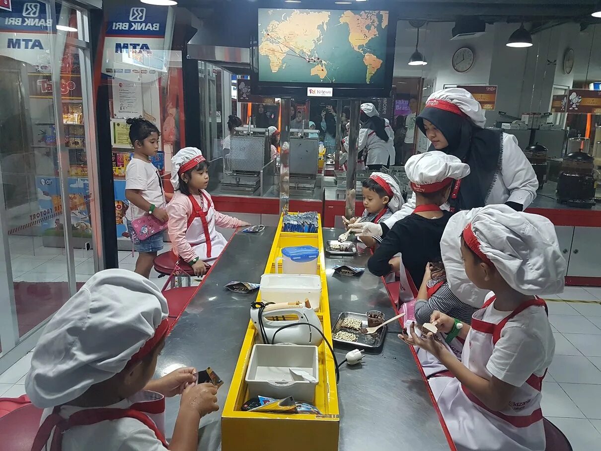 Парк профессий для детей в москве кидзания. Kidzania мексика. Детский центр в москве кидзания. Город профессий москва кидзания. Парк профессий для детей в москве кидзания.