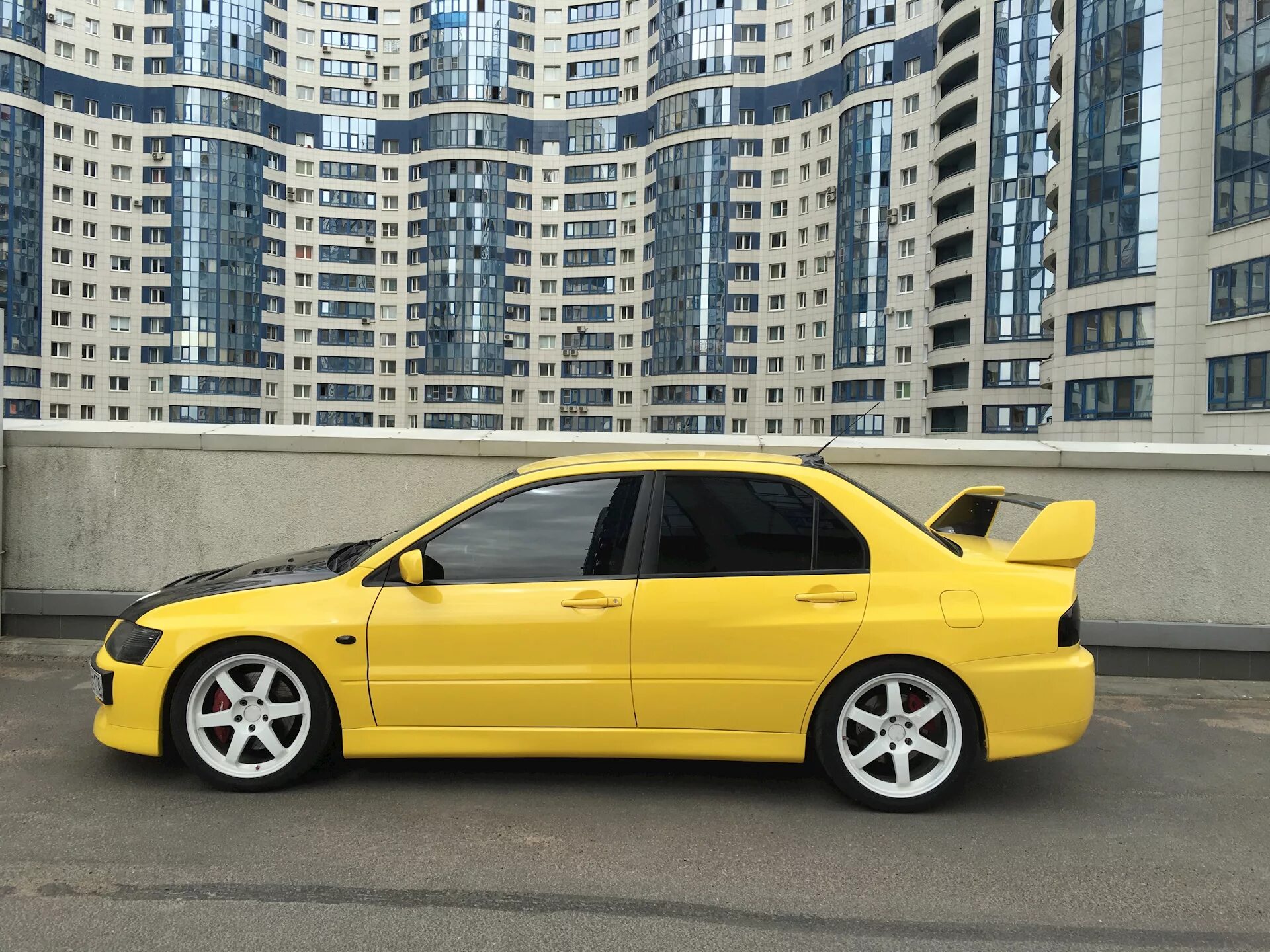 Эво диски. Диски Эво 7. Mitsubishi Lancer Evolution VII. AVS model 5 Lancer Evolution. Эво 5 в желтом цвете.