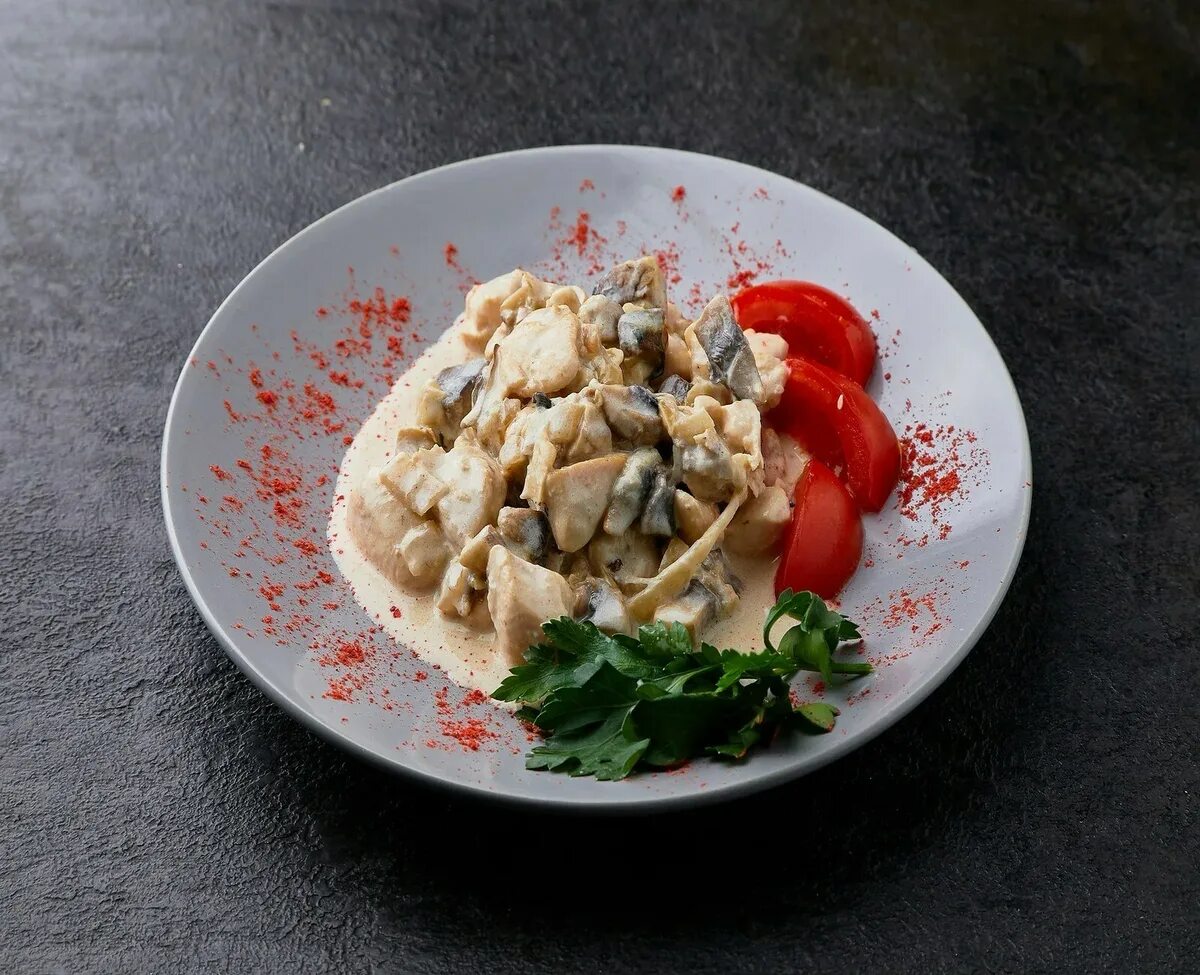 Курица со сливками и пюре. Курица в грибном соусе. курица в сливочно грибном соусе. куриное филе с грибами в сливочном соусе. курочка с грибами в сливочном соусе.