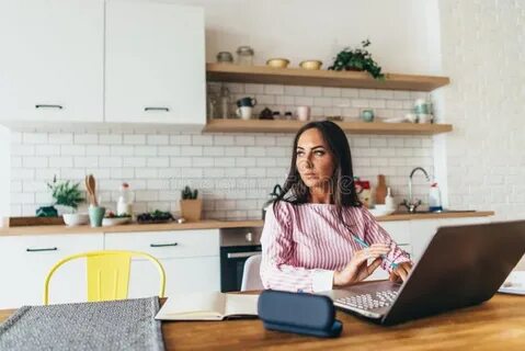 Женщина сидит дома и не работает