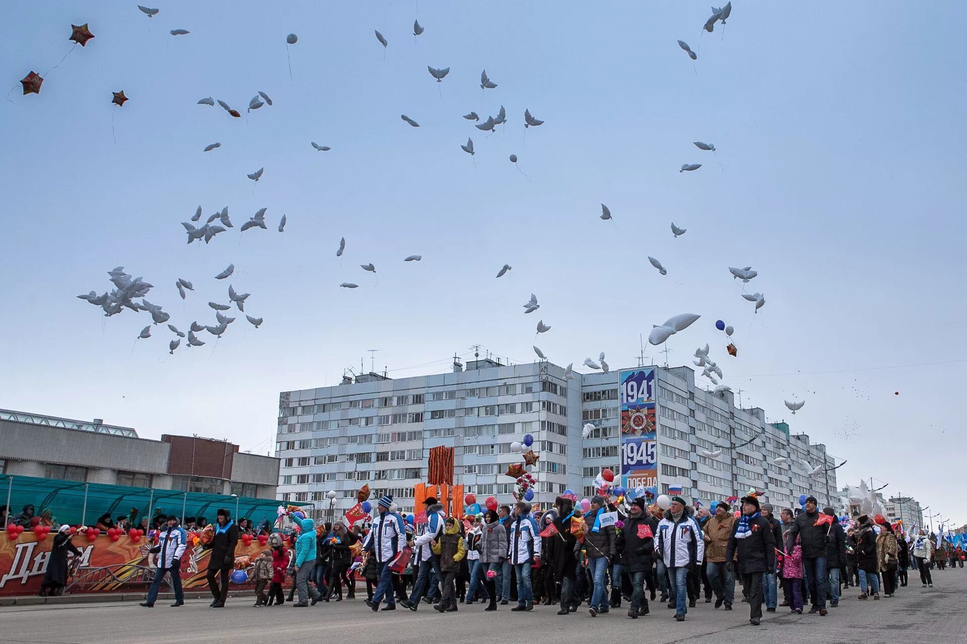 Какие сегодня новые. Парад Победы в новом Уренгое 2019. 9 Мая новый Уренгой. Парад новый Уренгой 9 мая. Парад Победы в новом Уренгое 2021.