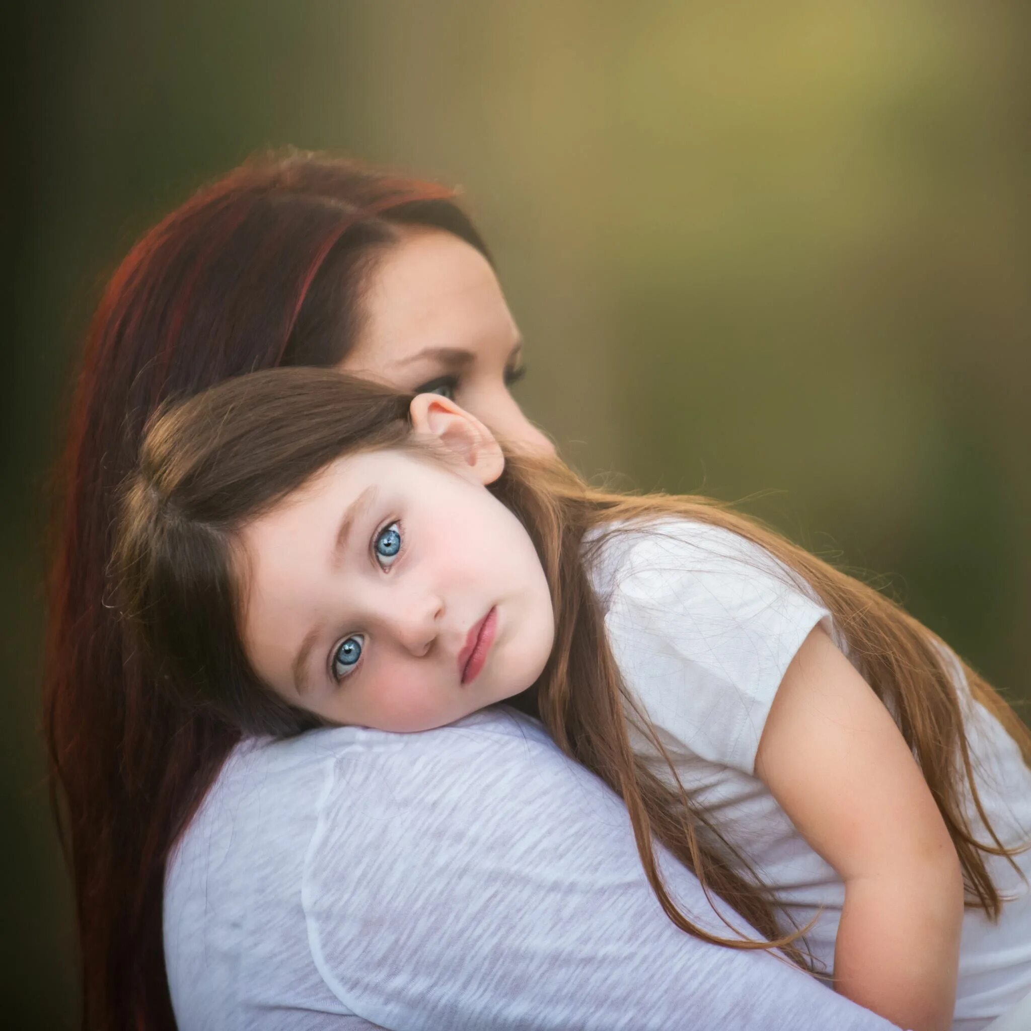 Мать обнимает ребенка. Дочь бежит к маме. Мама ребенок с закрытыми глазами. Мама и папа целуют малыша. Мама и ребенок смотрят друг на друга.