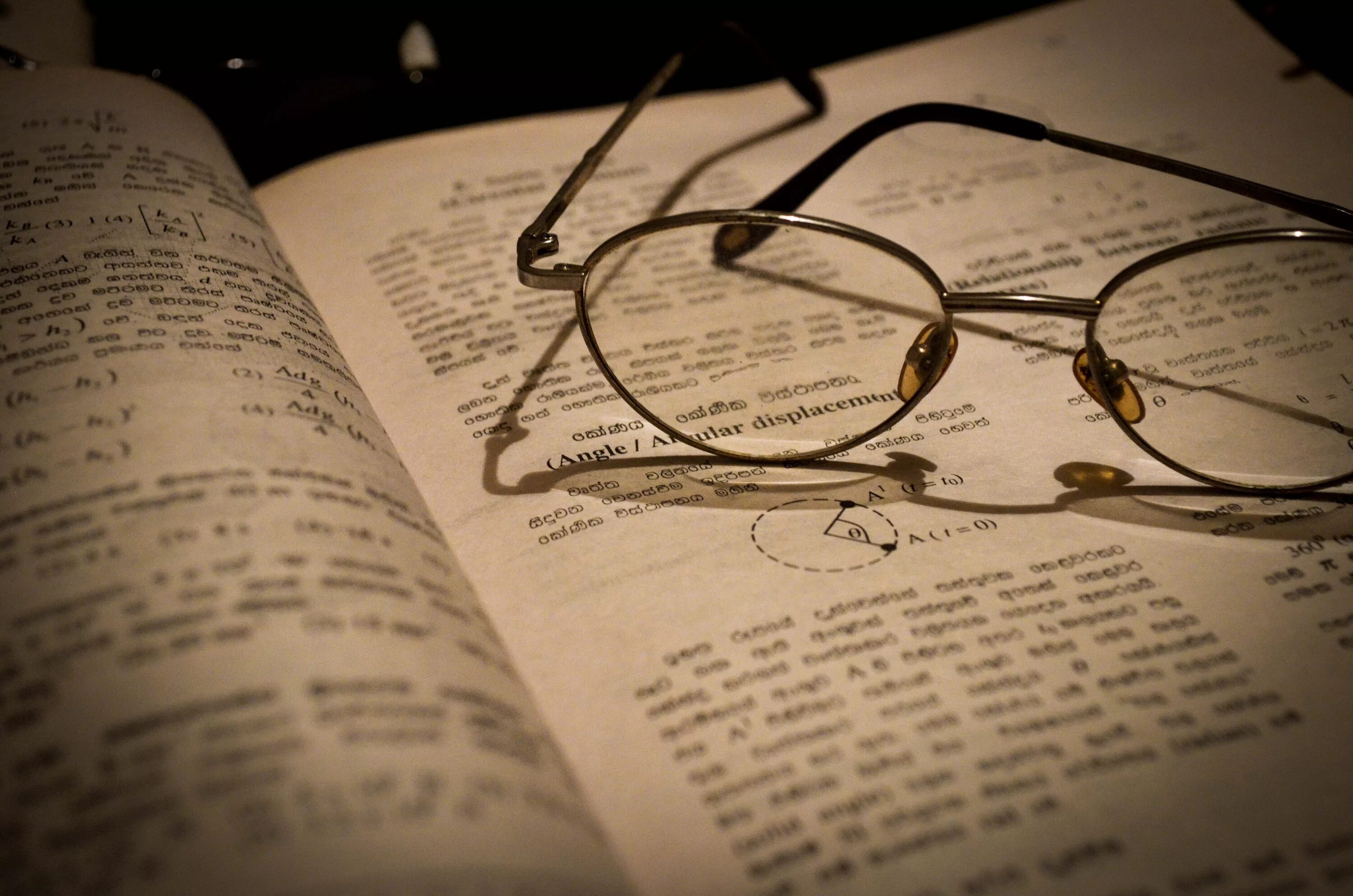 Дневник начинающего писателя. Страница книги. Эстетика очки и книги. Книжная страница. Книги обои.